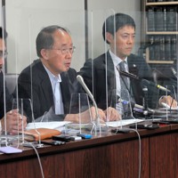 世界平和統一家庭連合（旧統一教会）の解散命令を裁判所に請求するよう文部科学、法務両大臣に申し入れ書を郵送し、記者会見する弁護士ら＝東京都千代田区で2022年10月11日午後2時9分、和田大典撮影