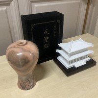 山井和則氏が「被害者から提供された旧統一教会のもの」と主張するつぼや経典、置物＝安部志帆子撮影