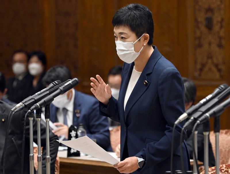 参院予算委員会で質問をする立憲民主党の辻元清美氏=国会内で2022年10月19日午前10時16分、竹内幹撮影