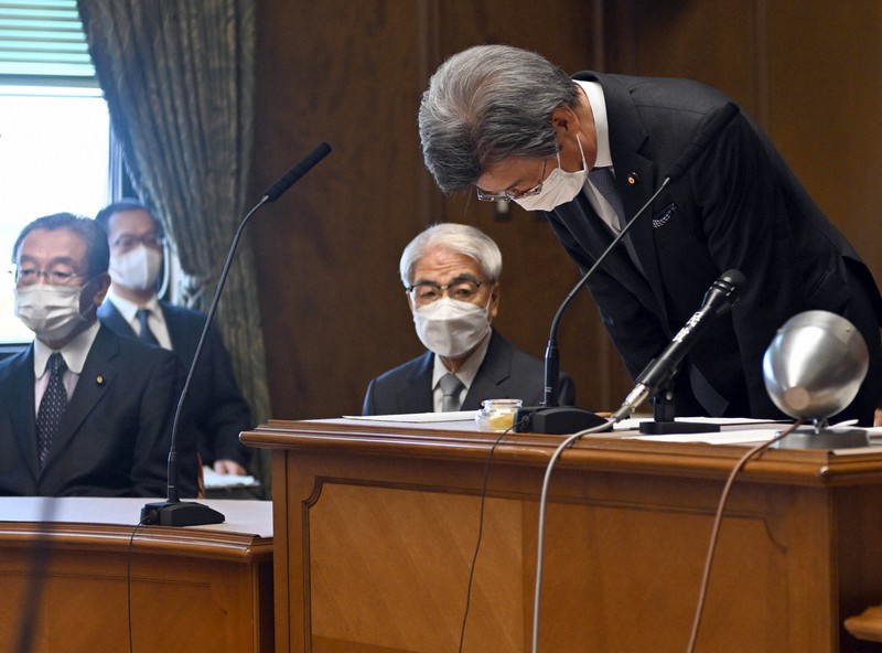 参院議院運営委員会で謝罪をする石井準一委員長(右)。右から2人目は尾辻秀久参院議長=国会内で2022年10月19日午後0時16分、竹内幹撮影