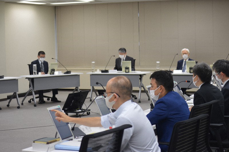 経済産業省の幹部ら(手前)から説明を聞く原子力規制委員会の山中伸介委員長(奥中央)ら委員=東京都港区で2022年10月5日午前10時10分、吉田卓矢撮影