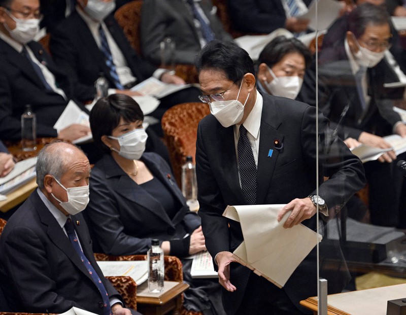 参院予算委員会で立憲民主党の小西洋之氏の質問への答弁を終え、自席に戻る岸田文雄首相(中央)=国会内で2022年10月19日午前9時18分、竹内幹撮影