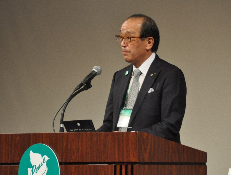 平和首長会議の総会開会にあたり、あいさつをする松井一実広島市長=広島市中区の広島国際会議場で2022年10月19日午後1時46分、中村清雅撮影