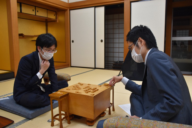 激戦だった対局を振り返る豊島将之九段(左)と稲葉陽八段=大阪市福島区の関西将棋会館で2022年9月21日、新土居仁昌撮影