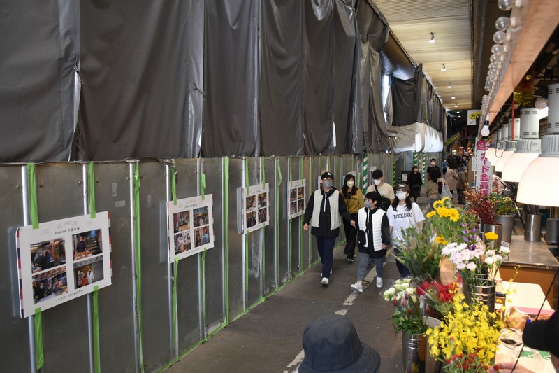 「アーケード通り」の焼損店舗前には仮囲いや幕が設置されている=北九州市小倉北区で2022年10月19日午後0時57分、林大樹撮影