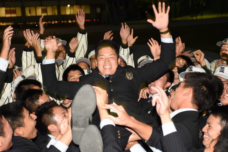 ヤクルトに指名され、胴上げされる九州学院高の村上宗隆選手=熊本市中央区大江5の九州学院で2017年10月26日午後5時56分、清水晃平撮影