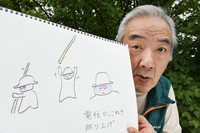 電柱を放り上げる子どもの幻視を描いたスケッチブックを手にするレビー小体型認知症の貫田直義さん＝東京都千代田区で2022年9月1日、内藤絵美撮影
