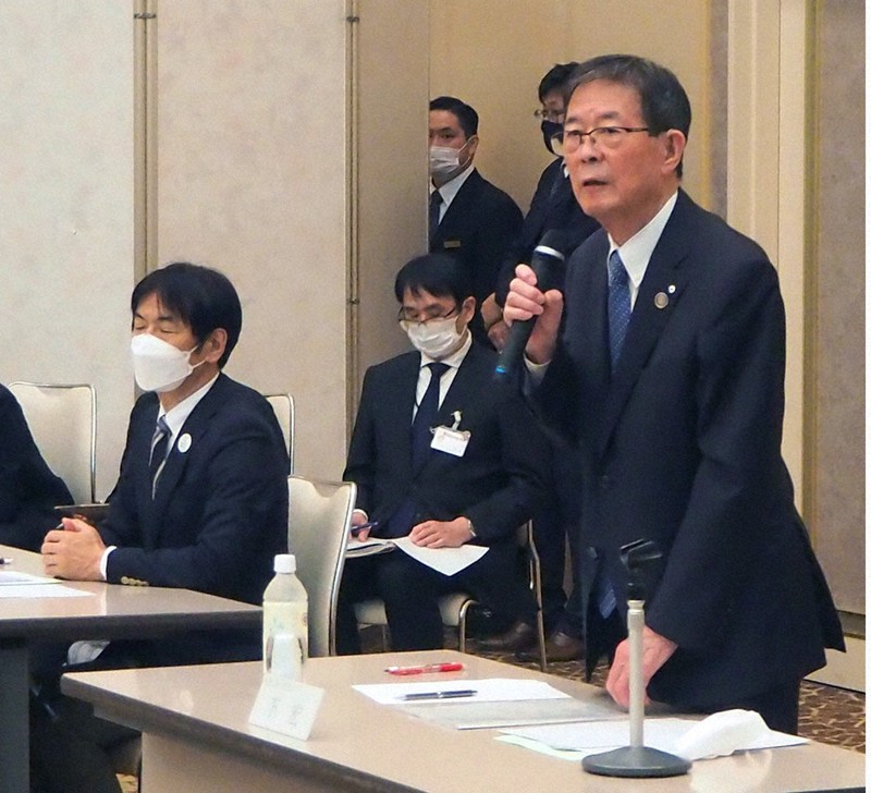 総会の冒頭であいさつする下副知事(右)=和歌山県串本町で、松田学撮影
