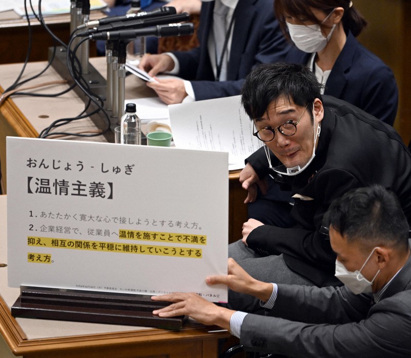 参院予算委員会で質問をするれいわ新選組の天畠大輔氏(手前から2人目)。手前は山本太郎代表=国会内で2022年10月20日午後4時14分、竹内幹撮影