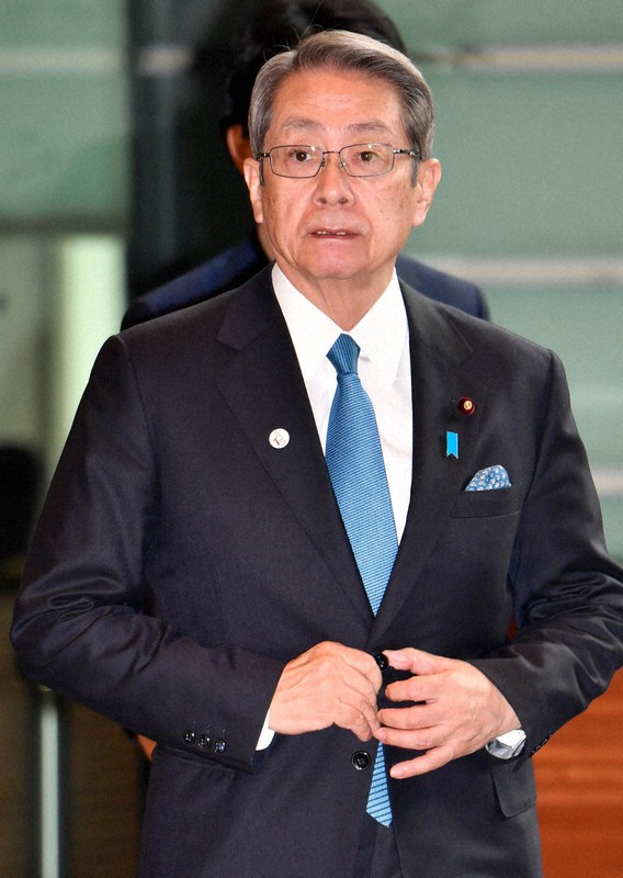 首相官邸に入る石田真敏氏=東京都千代田区で2018年12月7日、藤井達也撮影