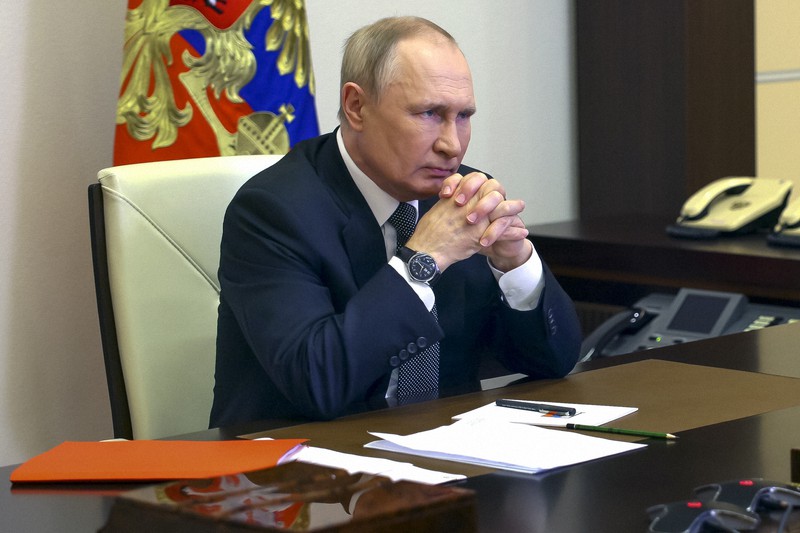 オンライン形式で安全保障会議に臨むプーチン露大統領=モスクワ近郊で2022年10月19日、スプートニク通信AP