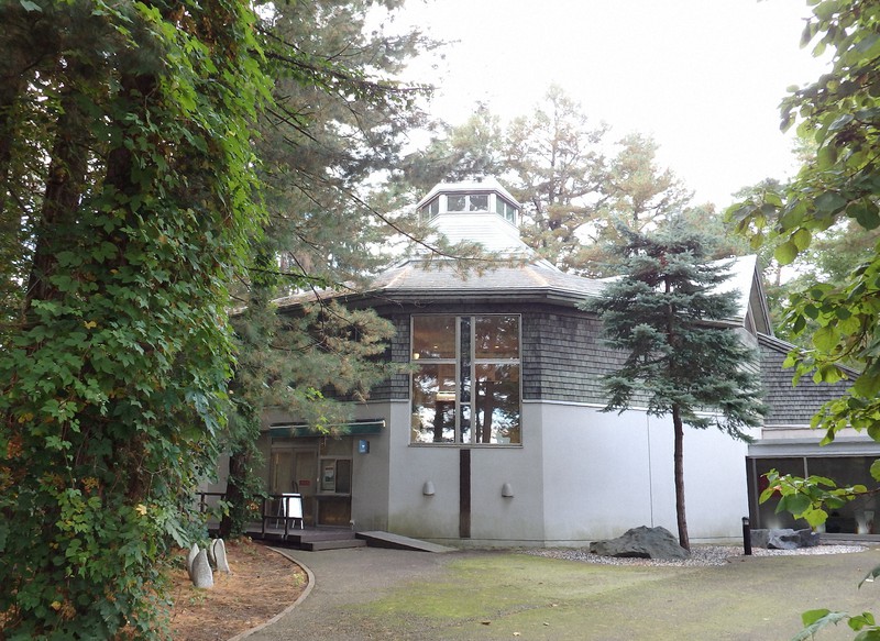 林の中に建つ三浦綾子記念文学館=北海道旭川市で2022年10月8日、山本直撮影