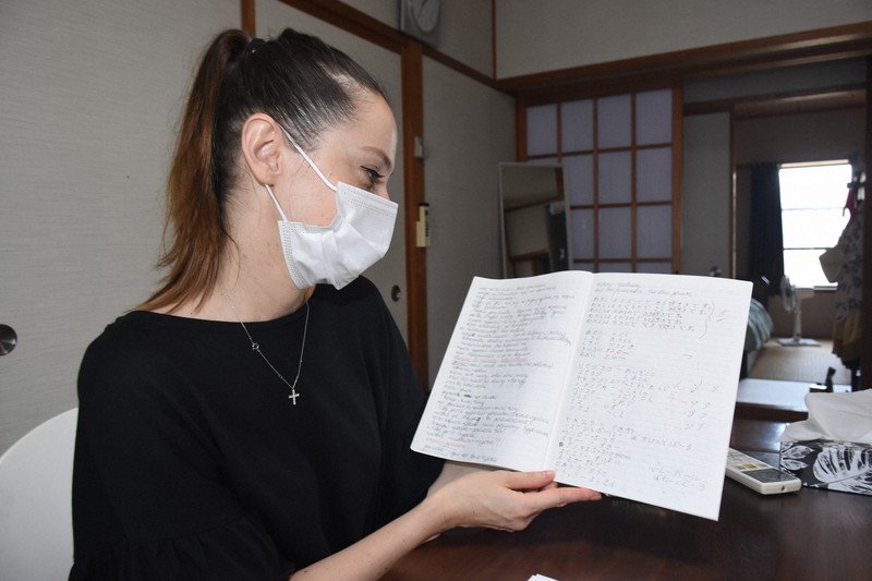 日本語を勉強したノートをめくって見せるビクトリア・モルチャノヴァさん=福井市で2022年9月15日午後1時26分、大原翔撮影