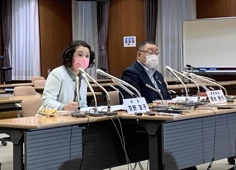 2023年春闘の賃上げ目標について語る連合の芳野友子会長(左)=東京都千代田区で2022年10月20日、吉永磨美撮影