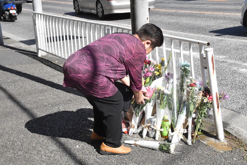 大ファンだったという女性も献花に訪れた=横浜市西区で2022年10月20日午後0時43分、宮島麻実撮影