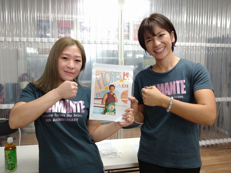 ノルジ・グロ選手の写真を手に必勝を誓う野上奈々会長(右)と吉川梨優那選手=堺市堺区のディアマンテボクシングジムで2022年10月12日午後6時32分、来住哲司撮影