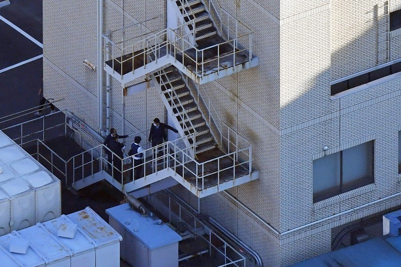 閉業したホテルに指名手配されていた男性が逃げ込み、敷地内で捜索に当たる捜査員ら=相模原市南区で2022年10月20日午後3時41分、本社ヘリから北山夏帆撮影