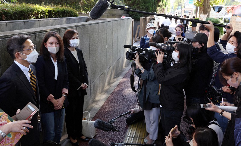 自民党の杉田水脈衆院議員に損害賠償を求めた訴訟で逆転勝訴し、東京高裁前で心境を語る伊藤詩織さん(左から2人目)=東京都千代田区で2022年10月20日午後1時52分、幾島健太郎撮影