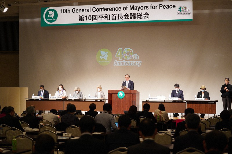 平和首長会議の第10回総会でヒロシマアピールについて説明する松井一実広島市長(中央)=広島市中区の広島国際会議場で2022年10月20日午後2時53分、岩本一希撮影