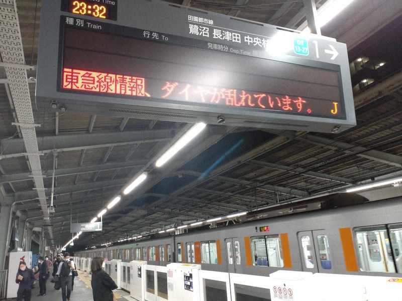 東急田園都市線宮崎台駅の様子=2022年10月20日午後11時32分撮影