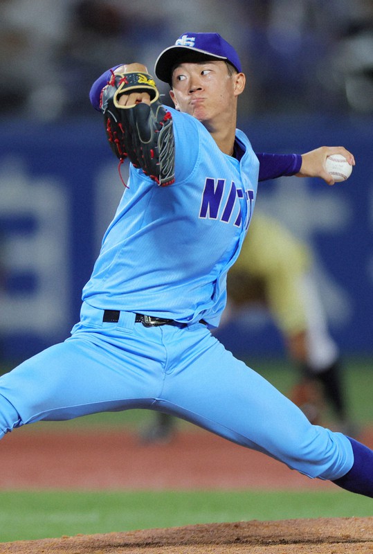 力投する大学・社会人選抜の矢沢=神宮球場で2022年8月1日、吉田航太撮影