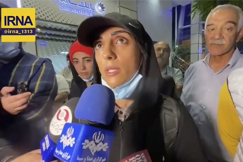 イランの首都テヘラン郊外の空港で2022年10月19日、取材に応じるエルナズ・レカビ選手の映像=イラン通信提供・AP