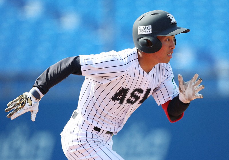 難病を乗り越え、主将として全力プレーでチームを引っ張る亜大の田中幹也内野手=神宮球場で2022年4月12日午後2時1分、三浦研吾撮影