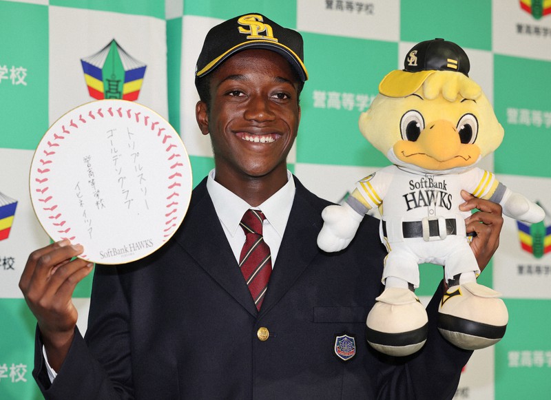 ソフトバンクから1位指名を受け、笑顔で写真撮影に応じる誉高のイヒネ・イツア内野手=愛知県小牧市で2022年10月20日午後5時47分、兵藤公治撮影