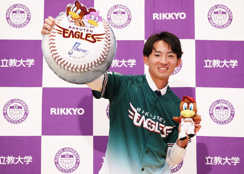 楽天から1位指名され、記者会見でポーズをとる立大の荘司康誠投手=埼玉県新座市で2022年10月20日午後8時13分、小出洋平撮影