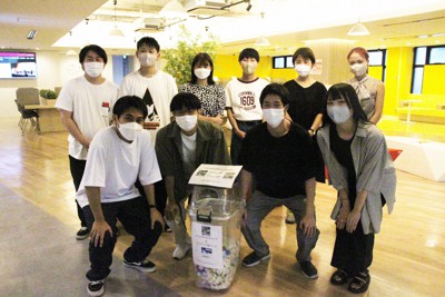 サークルメンバーとペットボトルキャップ回収ボックス