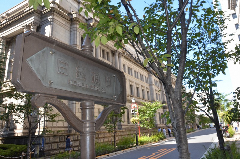 日銀本店から南北に延びる「日銀通り」=東京都中央区で2022年10月20日午後0時15分、杉山雄飛撮影