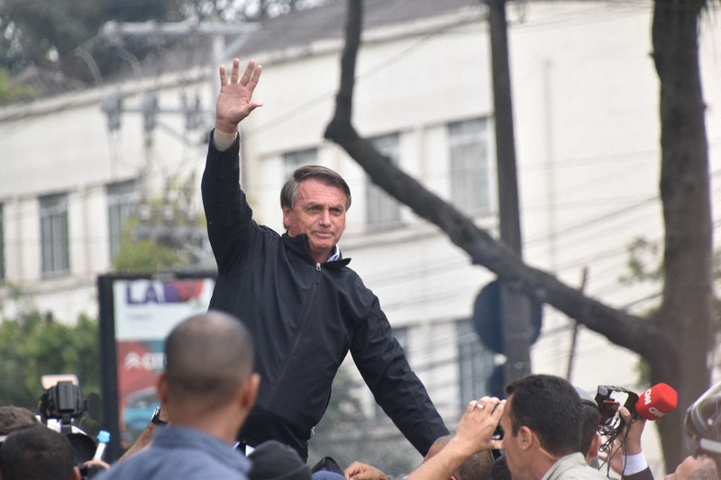 支持者に向かって手を振るブラジルのボルソナロ大統領=サンパウロで2022年10月1日、中村聡也撮影