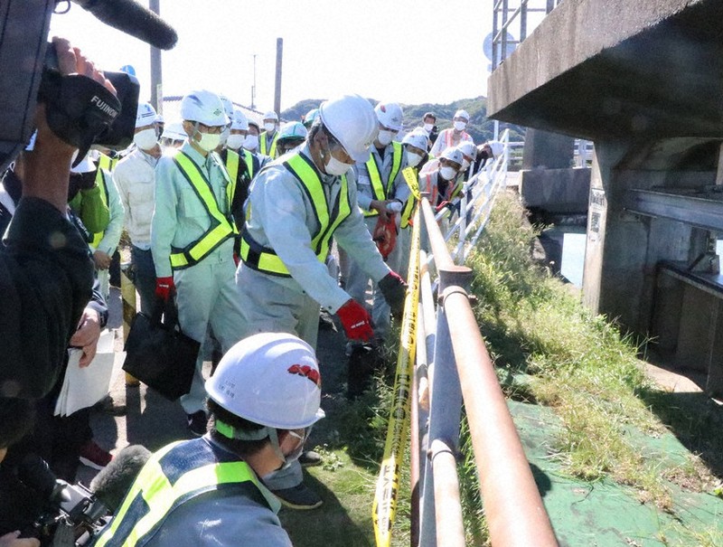 市道を歩いて危険箇所があるガイドパイプに「立入禁止」のテープを張って点検作業を確認した=長崎県佐世保市椎木町で2022年10月20日午前10時34分、綿貫洋撮影