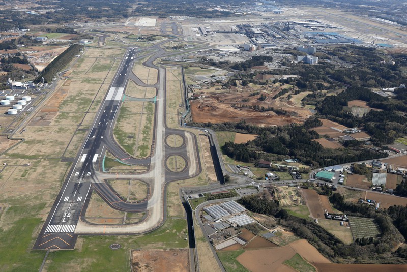 拡張計画が進む成田空港。県は規制緩和で周辺の農地転用を促し、産業集積を図りたい考えだが、農水省は慎重な姿勢を崩していない=千葉県成田市で2020年4月10日午後2時27分、本社ヘリから佐々木順一撮影