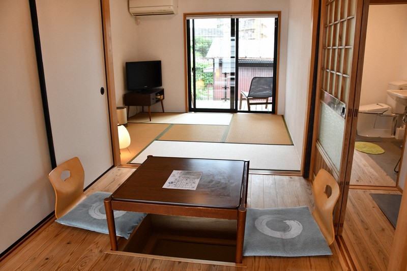各地で増えている「おためし移住施設」。掘りごたつ(手前)やデッキ(奥)があるDAIJI=三重県伊賀市上野徳居町で2022年7月14日午前9時59分、大西康裕撮影
