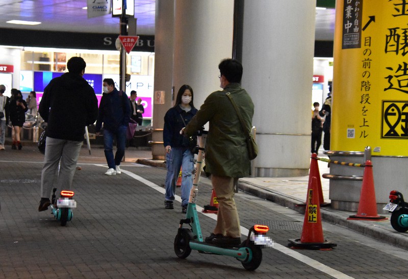 電動キックスケーターを利用する人たち=東京都渋谷区で2022年10月18日午後8時54分、高井瞳撮影(画像の一部を加工しています)