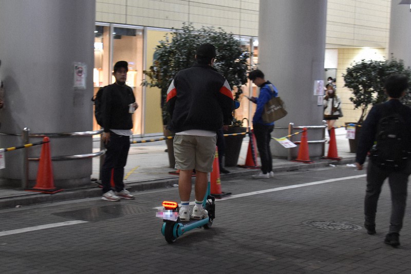 電動キックスケーターを利用する人たち=東京都渋谷区で2022年10月18日午後8時17分、高井瞳撮影(画像の一部を加工しています)