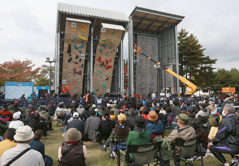 大勢の観客が集まったスポーツクライミングのワールドカップ複合盛岡大会=盛岡市の岩手県営運動公園で2022年10月21日、山本晋撮影