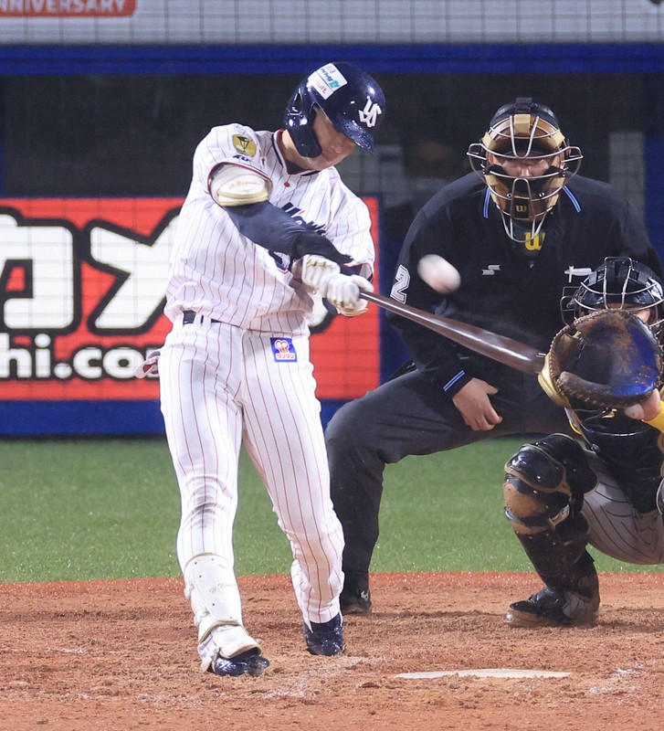 【ヤクルト-阪神】四回裏ヤクルト1死、本塁打を放つ長岡秀樹=神宮球場で2022年10月13日、梅村直承撮影