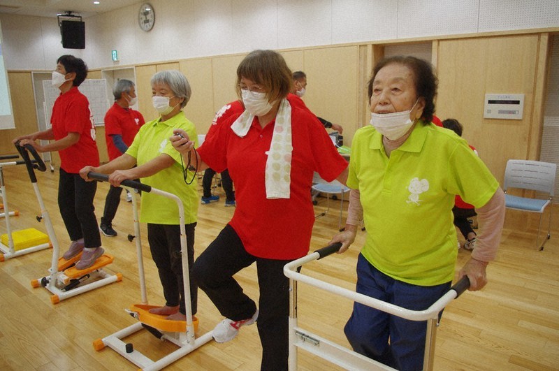 NPO法人職員らの指導のもと、器具を使った体操に励む高齢者たち=高知県仁淀川町大崎で、2022年10月17日午前11時42分、小林理撮影