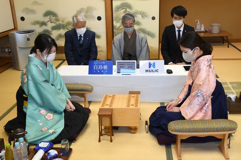 白玲戦七番勝負第7局の開始を待つ西山朋佳白玲(手前左)と里見香奈清麗(同右)=東京都渋谷区の将棋会館で2022年10月21日(日本将棋連盟提供)