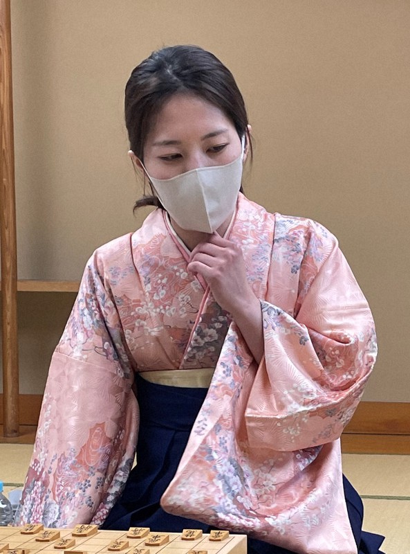 白玲戦七番勝負第7局を制して女流6冠に復帰し、報道陣の質問に答える里見香奈新白玲=東京都渋谷区の将棋会館で2022年10月21日午後4時44分、丸山進撮影