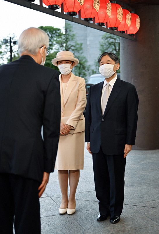 国立劇場に到着した天皇、皇后両陛下=東京都千代田区の国立劇場で2022年10月13日(代表撮影)