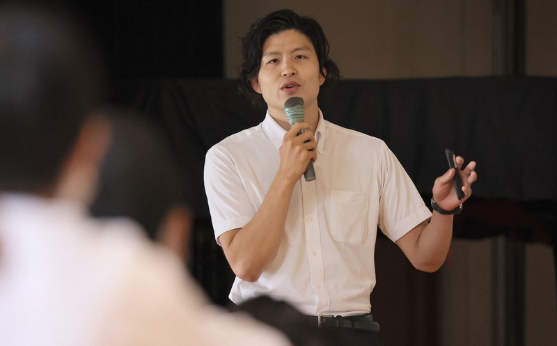 「ライフ・イズ・カラフル(彩りある人生)。『命』を大切に一日一日を生きよう。色とりどりの毎日、そして人生を」。森原大紀さんの話に中学生は聴き入り、うなずいた=神奈川県二宮町の二宮西中学校で2022年7月12日、和田大典撮影