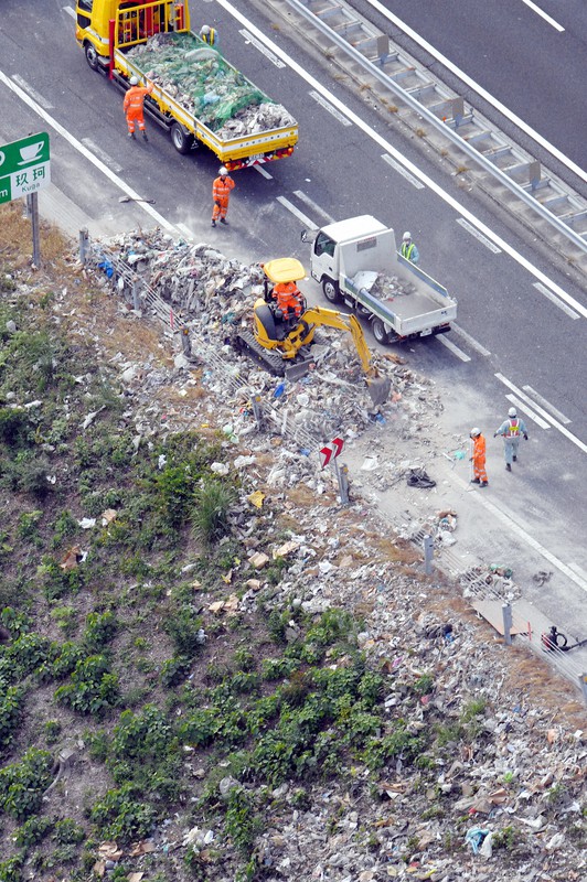 大型トレーラーの事故で大量の産業廃棄物が散乱した山陽道下り線・岩国-玖珂IC間の現場=山口県岩国市で2022年10月22日午後1時54分、本社ヘリから上入来尚撮影