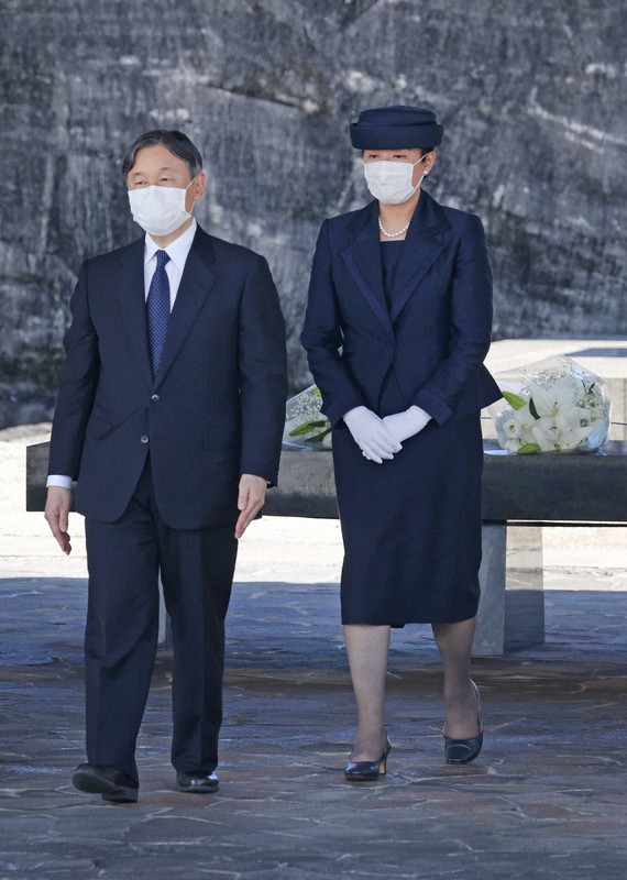国立沖縄戦没者墓苑で供花された天皇、皇后両陛下=沖縄県糸満市の平和祈念公園で2022年10月22日午後2時半、喜屋武真之介撮影