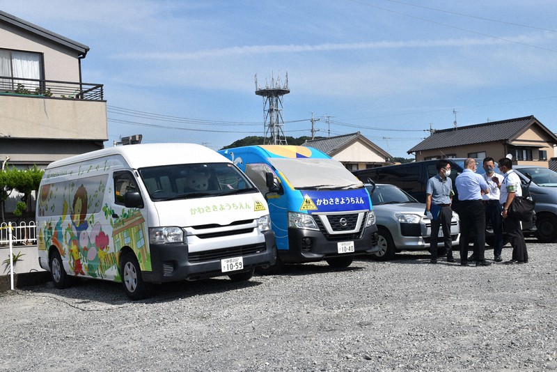 3歳女児が取り残された白い送迎バス(左)。静岡県警が車内温度の検証をした=静岡県牧之原市静波で2022年9月14日、丘絢太撮影
