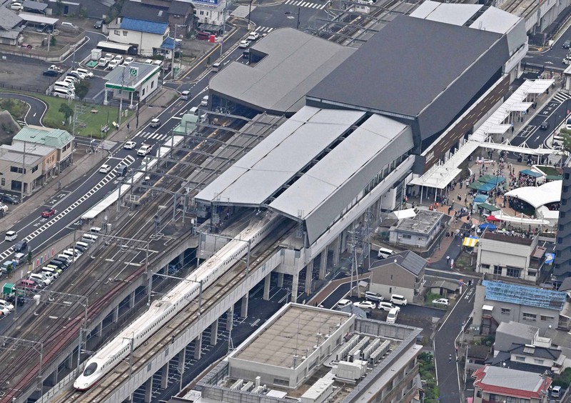 西九州新幹線が開業し、長崎方面に向けてJR武雄温泉駅を出発する「かもめ」=佐賀県武雄市で2022年9月23日午後0時3分、本社ヘリから平川義之撮影