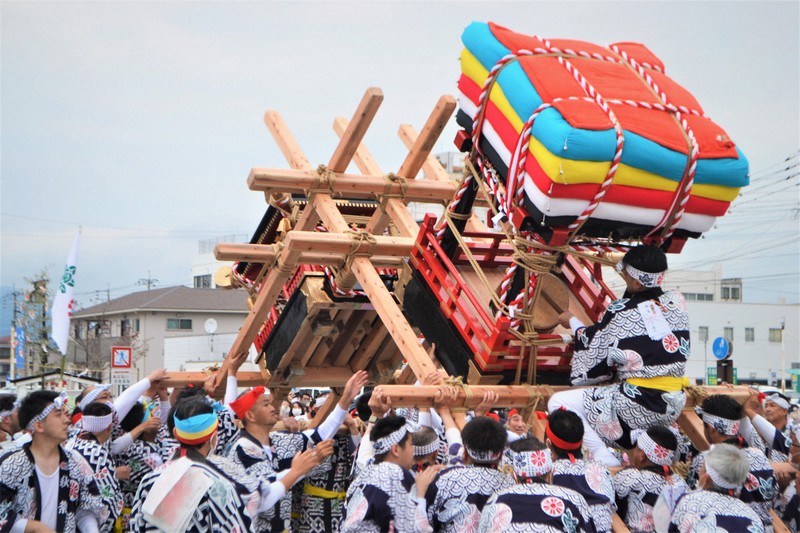 伊万里駅前広場で、トンテントンと太鼓を鳴らしながら組み合う団車(右)と荒神輿=佐賀県伊万里市で2022年10月22日午後3時43分、峰下喜之撮影