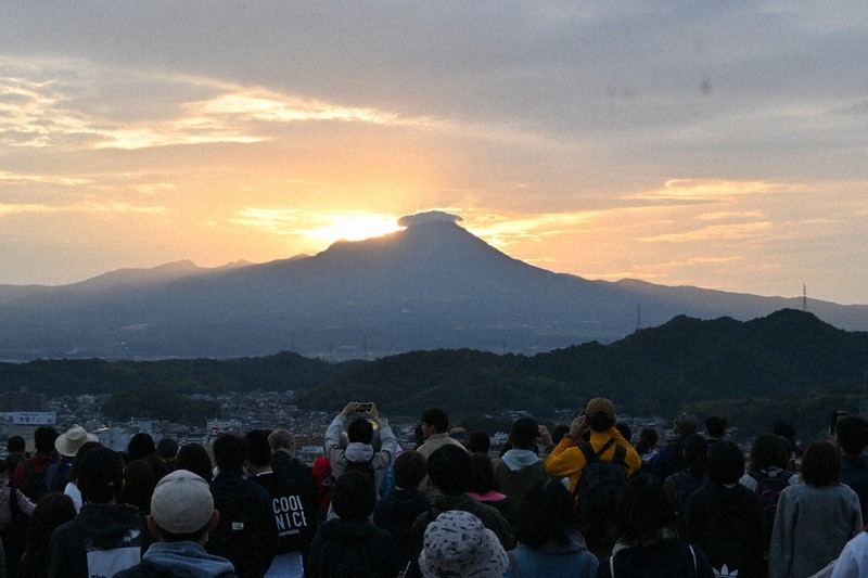 大山山頂付近に朝日が昇る瞬間を大勢の人が待ち構えた=鳥取県米子市久米町の米子城跡で2022年10月22日午前6時44分、山田泰正撮影
